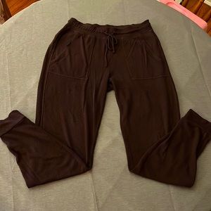 Alo yoga M Soho sweatpants in oxblood